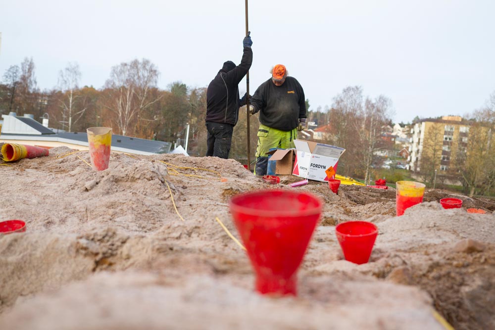 Hensikten med bestemmelsen er å tydeliggjøre kravene til sikringstiltak for operatør av arbeidsutstyr ved bergarbeid.